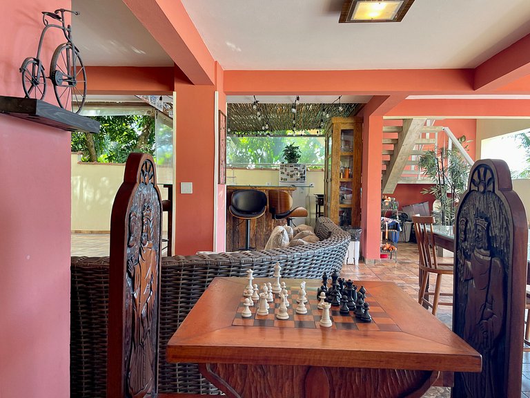 Casa com piscina, cinema, área jogos e vista mar