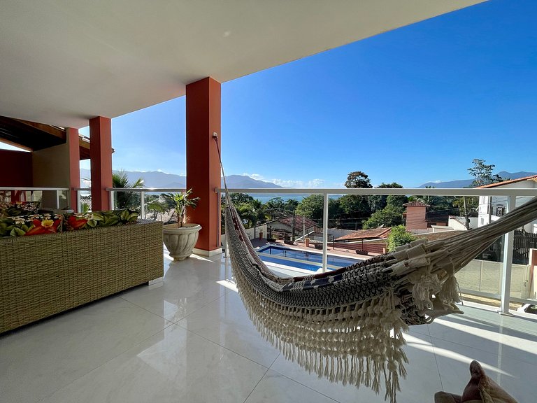 Casa com piscina, cinema, churrasqueira, área jogos e vista