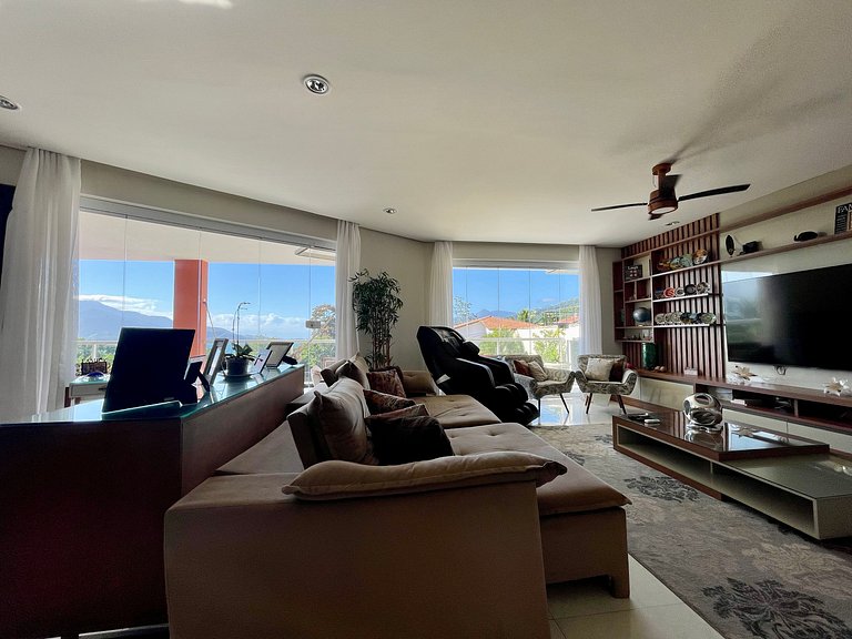 Casa com piscina, cinema, área jogos e vista mar