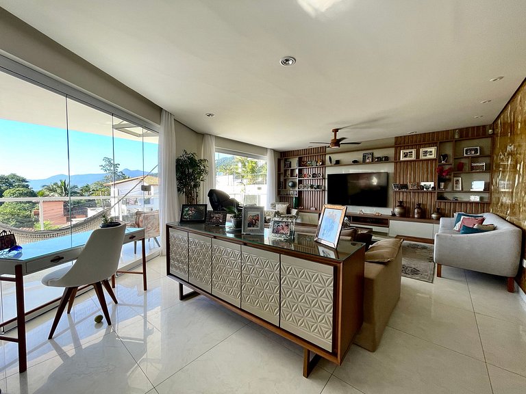 Casa com piscina, cinema, área jogos e vista mar