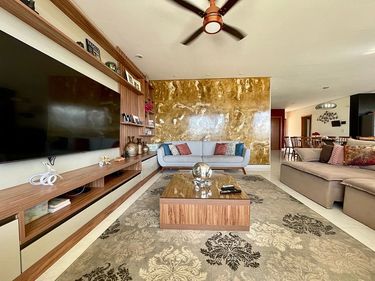 Casa com piscina, cinema, área jogos e vista mar