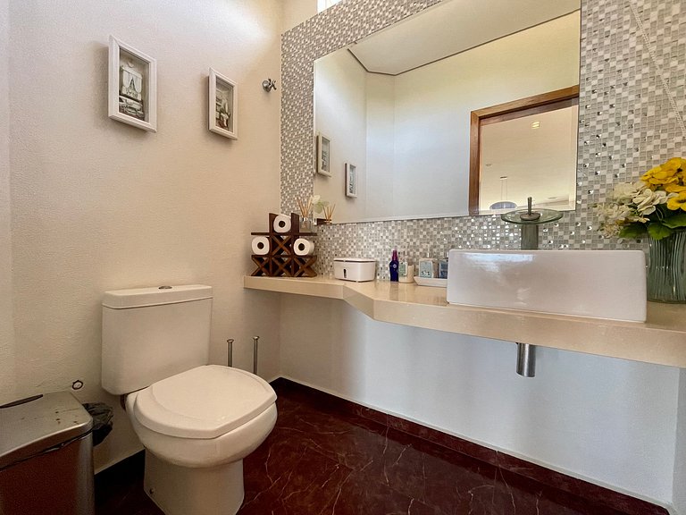 Casa com piscina, cinema, churrasqueira, área jogos e vista