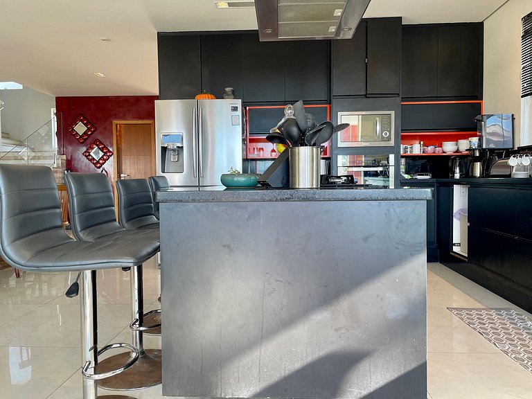 Casa com piscina, cinema, área jogos e vista mar