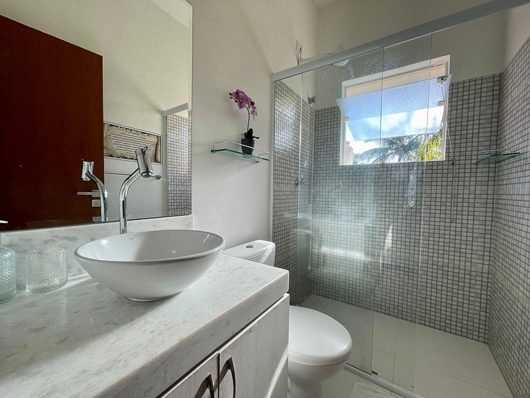 Casa com piscina, cinema, área jogos e vista mar