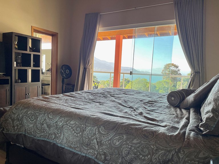 Casa com piscina, cinema, área jogos e vista mar