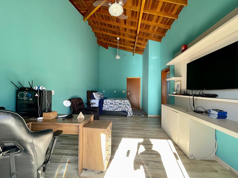 Casa com piscina, cinema, churrasqueira, área jogos e vista