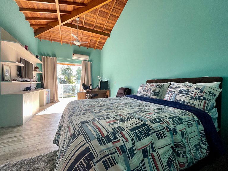 Casa com piscina, cinema, área jogos e vista mar