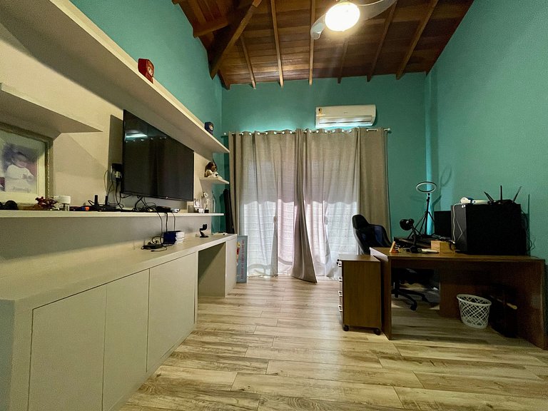 Casa com piscina, cinema, churrasqueira, área jogos e vista
