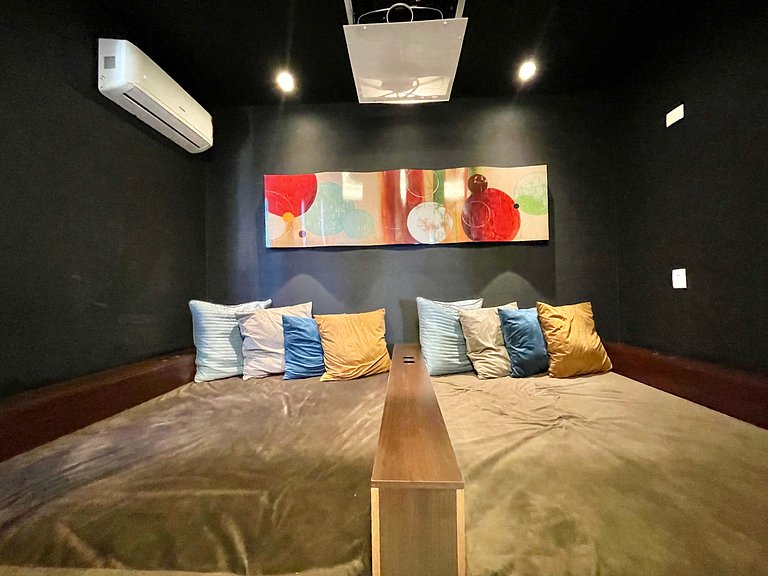 Casa com piscina, cinema, área jogos e vista mar