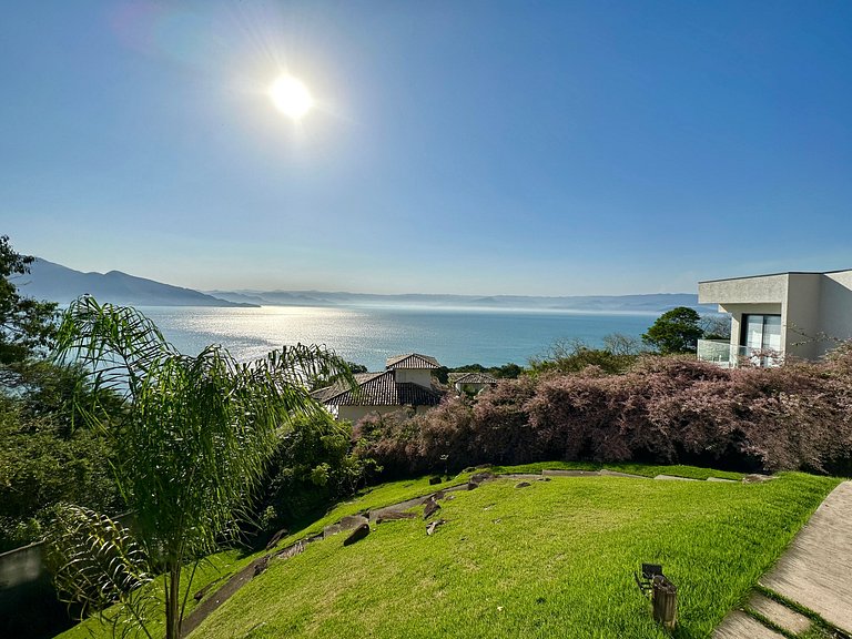 Próxima à Praia da Armação e Vila Salga