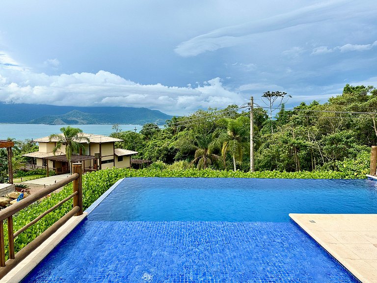Luxo, piscina e vista para o mar