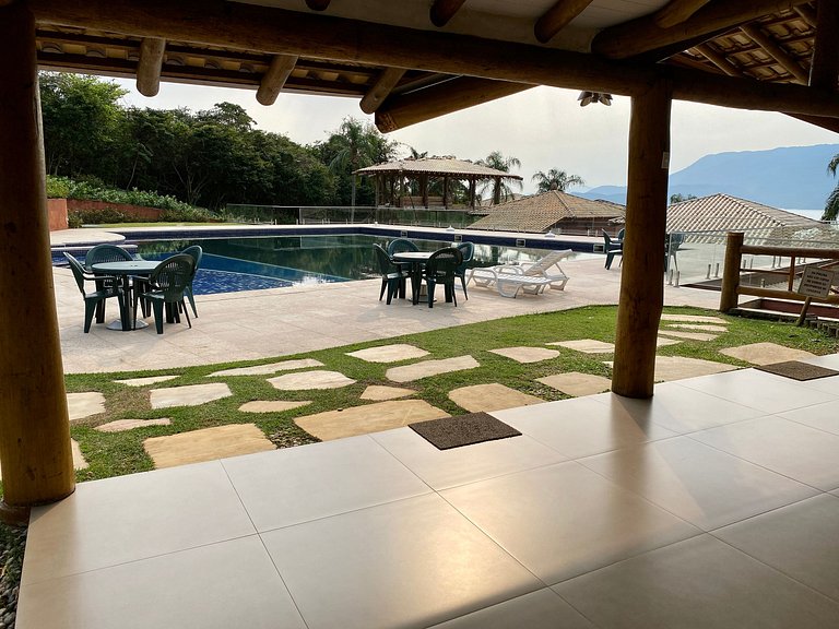 Luxo, piscina e vista para o mar