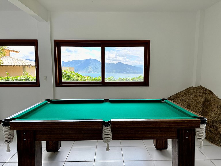 Piscina aquecida, churrasqueira e vista mar