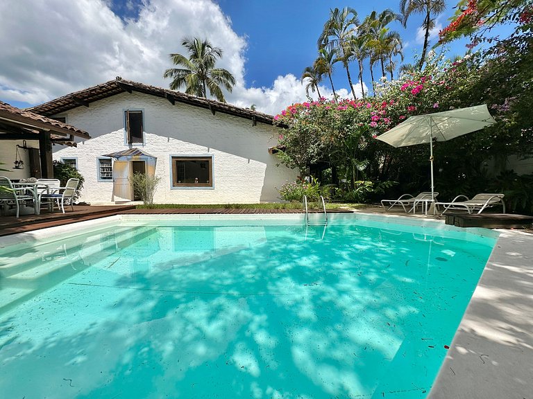 Piscina, área gourmet e localização privilegiada