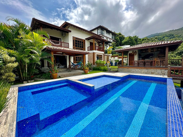 Piscina, churrasqueira, vista mar e montanha
