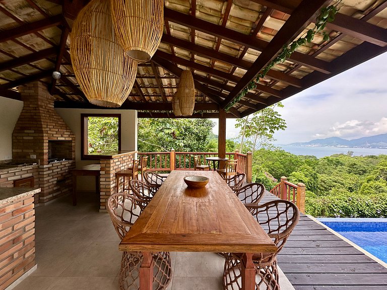 Piscina, churrasqueira, vista mar e montanha