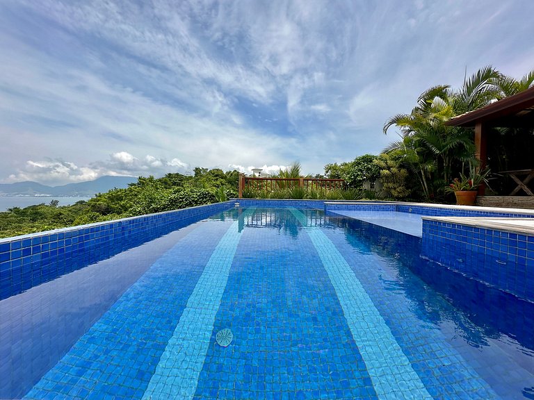 Piscina, churrasqueira, vista mar e montanha