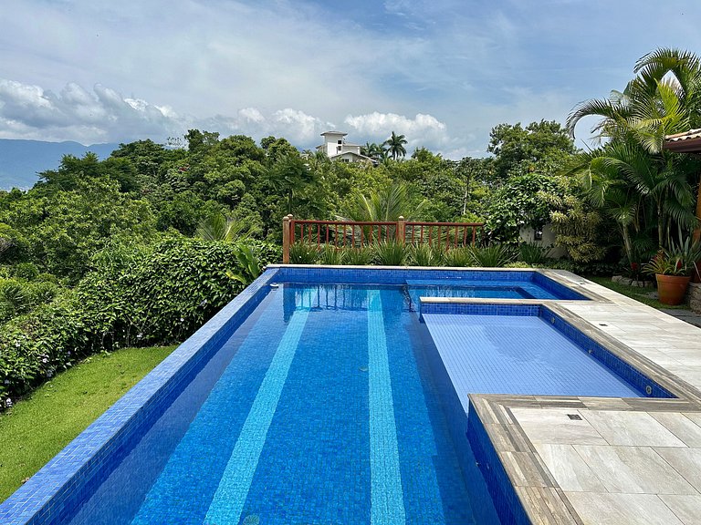 Piscina, churrasqueira, vista mar e montanha