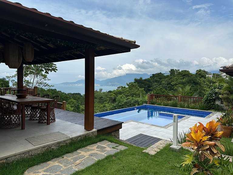 Piscina, churrasqueira, vista mar e montanha