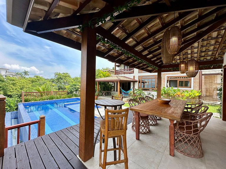 Piscina, churrasqueira, vista mar e montanha