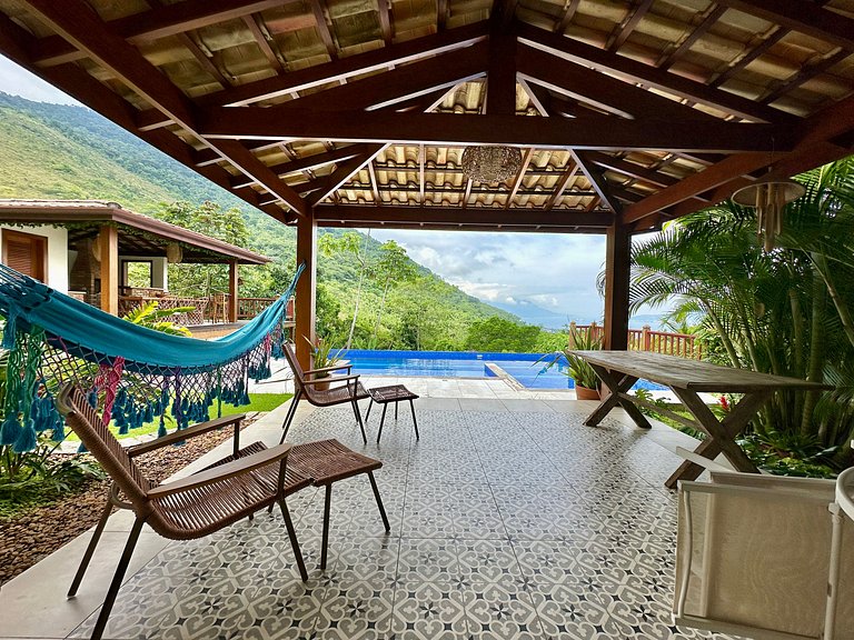 Piscina, churrasqueira, vista mar e montanha