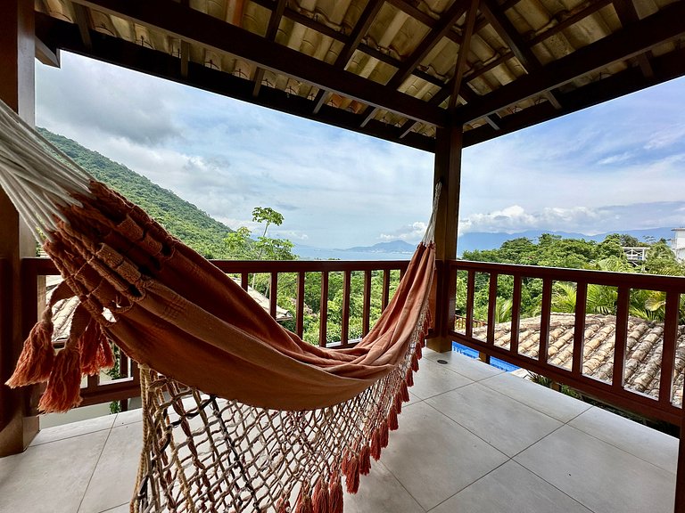 Piscina, churrasqueira, vista mar e montanha