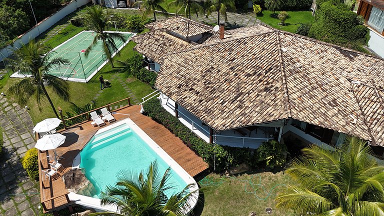 Pé na areia, piscina aquecida e muito conforto
