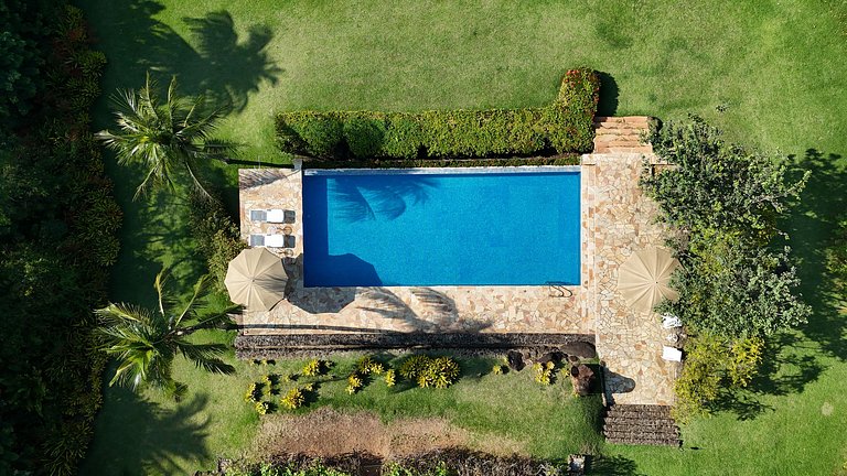 Casa costeira cinematográfica, piscina, píer e mar