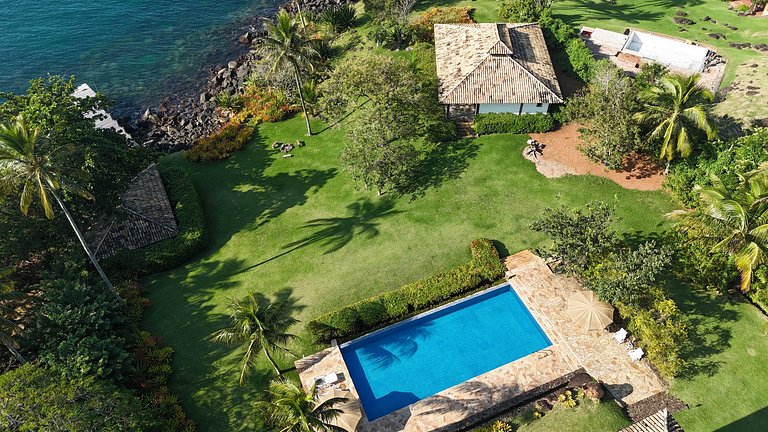 Casa costeira cinematográfica, piscina, píer e mar