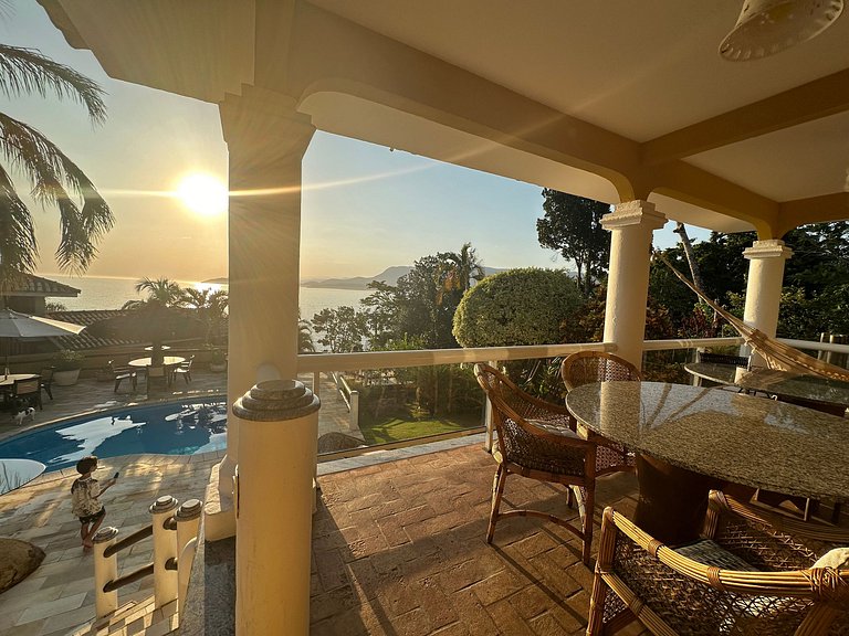 Costeira incrível, piscina, vista mar e sauna!