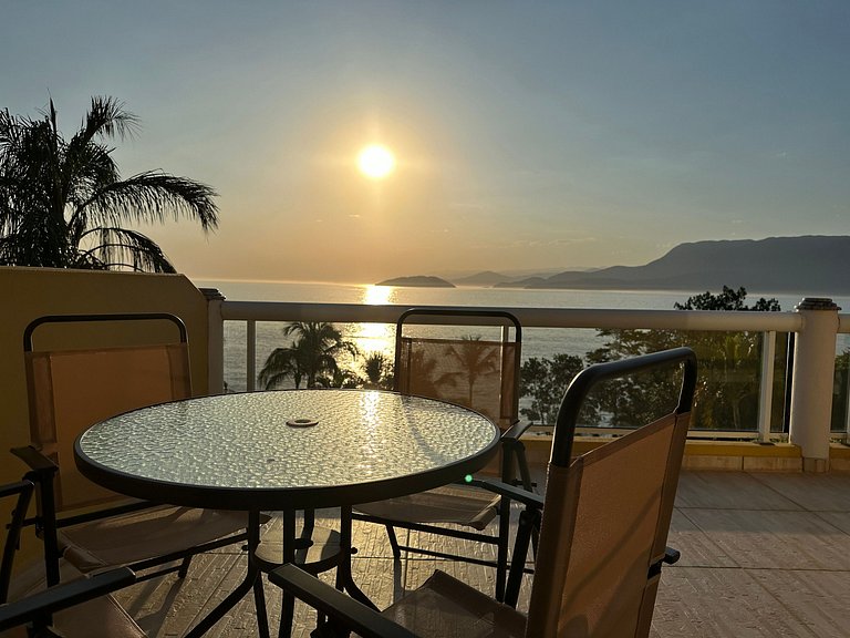 Costeira incrível, piscina, vista mar e sauna!