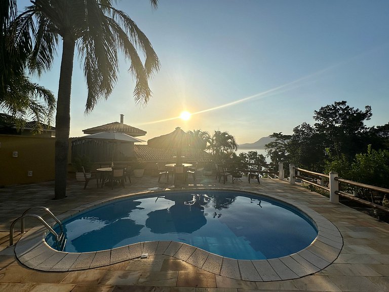 Costeira incrível, piscina, vista mar e sauna!