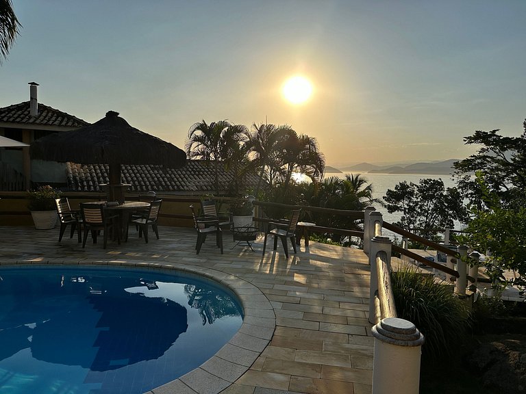 Costeira incrível, piscina, vista mar e sauna!