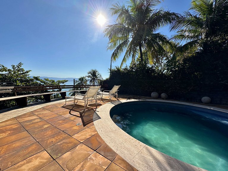 Casa com vista para o mar, piscina e área gourmet