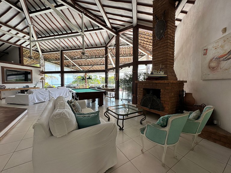 Pé na areia, piscina aquecida e muito conforto