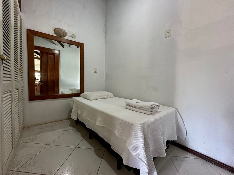 Pé na areia, piscina aquecida e muito conforto