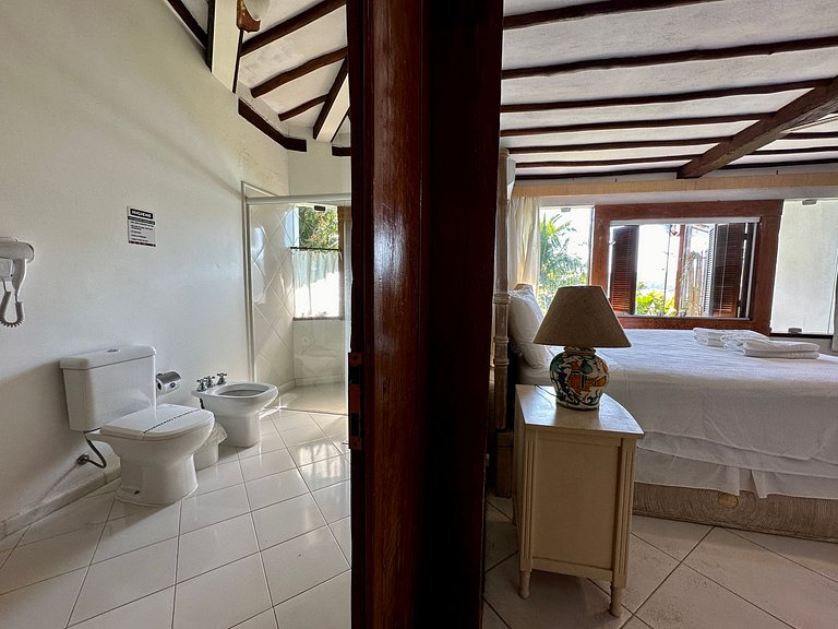 Pé na areia, piscina aquecida e muito conforto