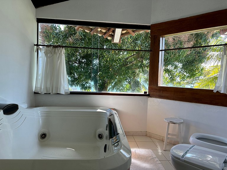 Pé na areia, piscina aquecida e muito conforto