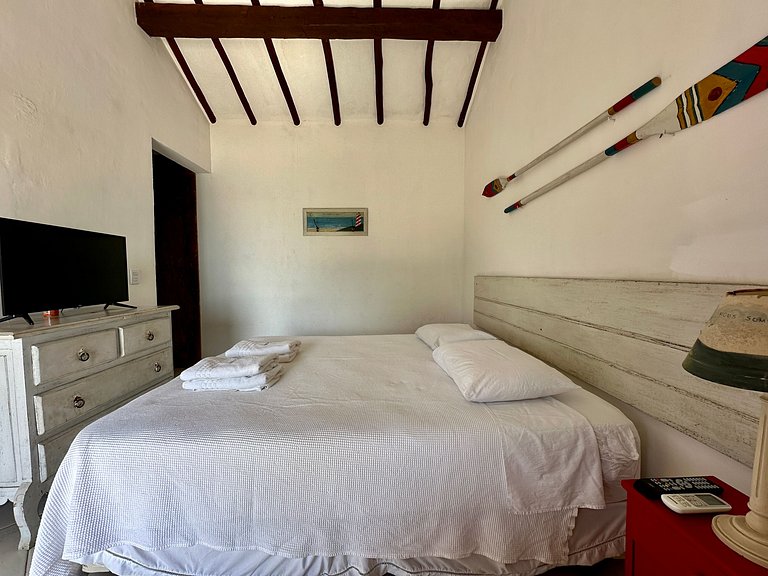 Pé na areia, piscina aquecida e muito conforto
