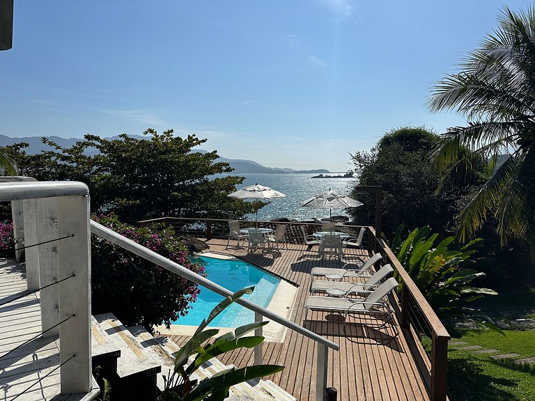Pé na areia, piscina aquecida e muito conforto
