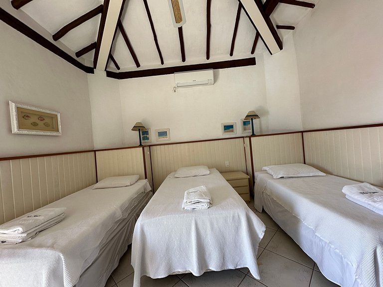 Pé na areia, piscina aquecida e muito conforto