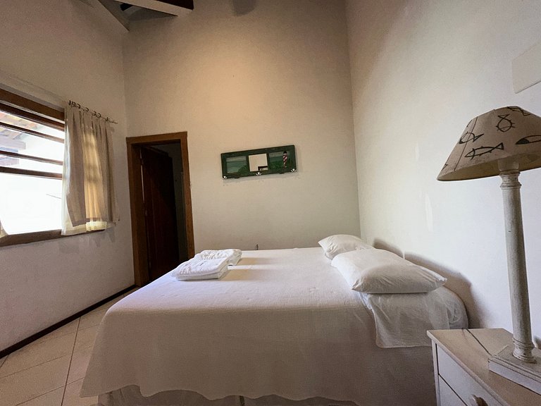 Pé na areia, piscina aquecida e muito conforto