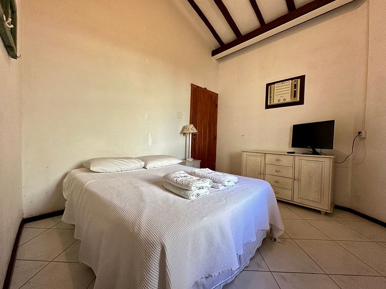 Pé na areia, piscina aquecida e muito conforto