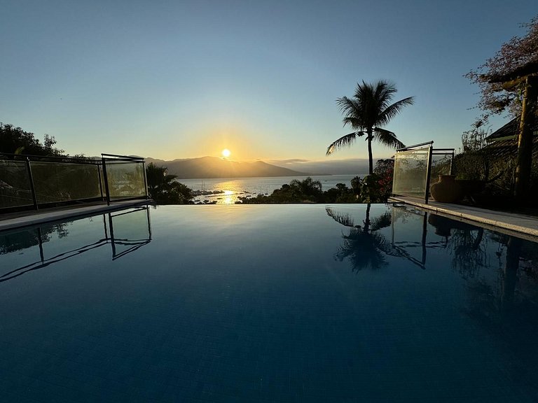 Piscina borda infinita e vista incrível para o mar