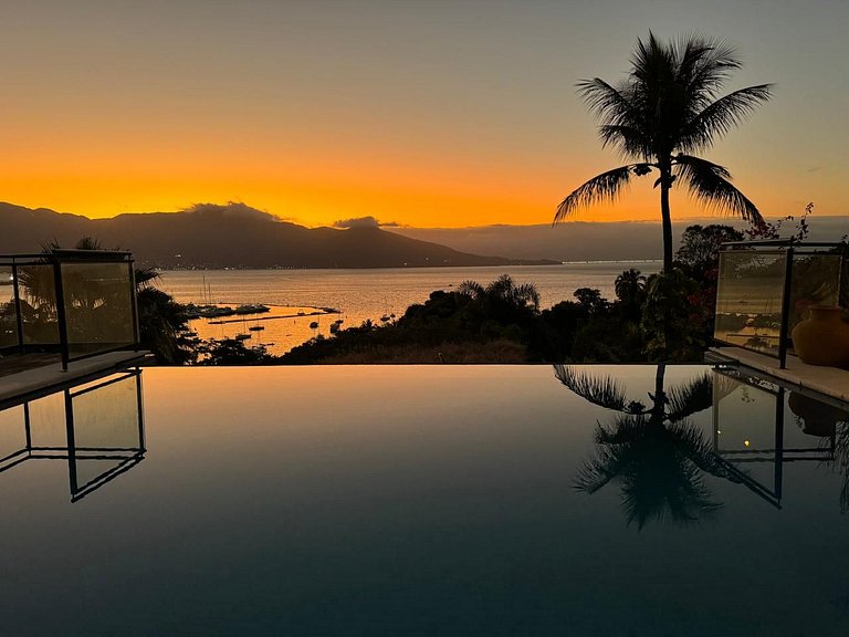 Piscina borda infinita e vista incrível para o mar