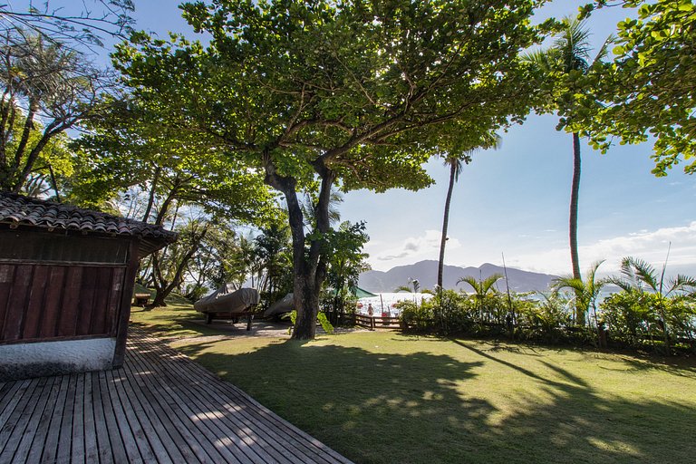 Casa em condomínio pé na areia, com área gourmet