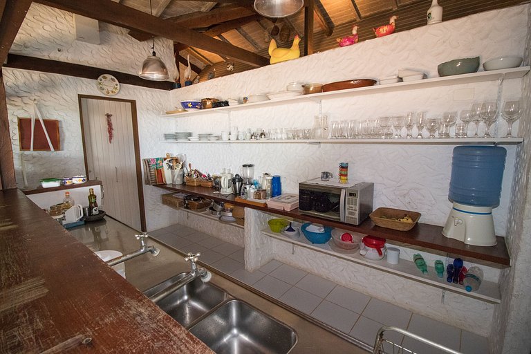 Casa em condomínio pé na areia, com área gourmet
