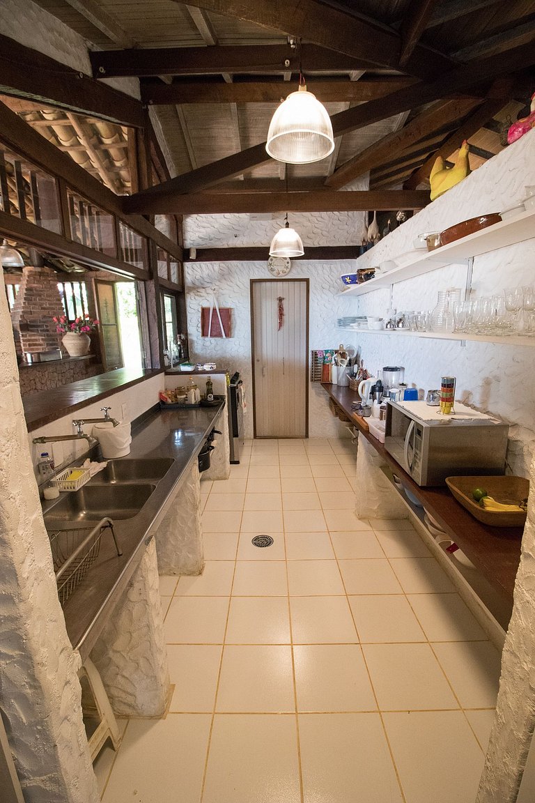 Casa em condomínio pé na areia, com área gourmet