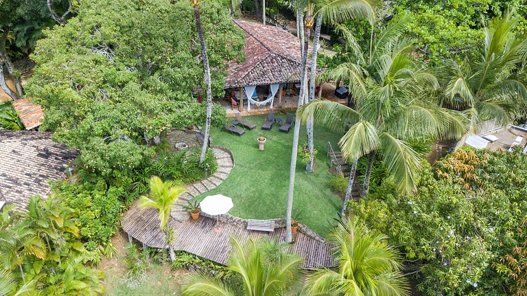 Casa em condomínio pé na areia, com área gourmet