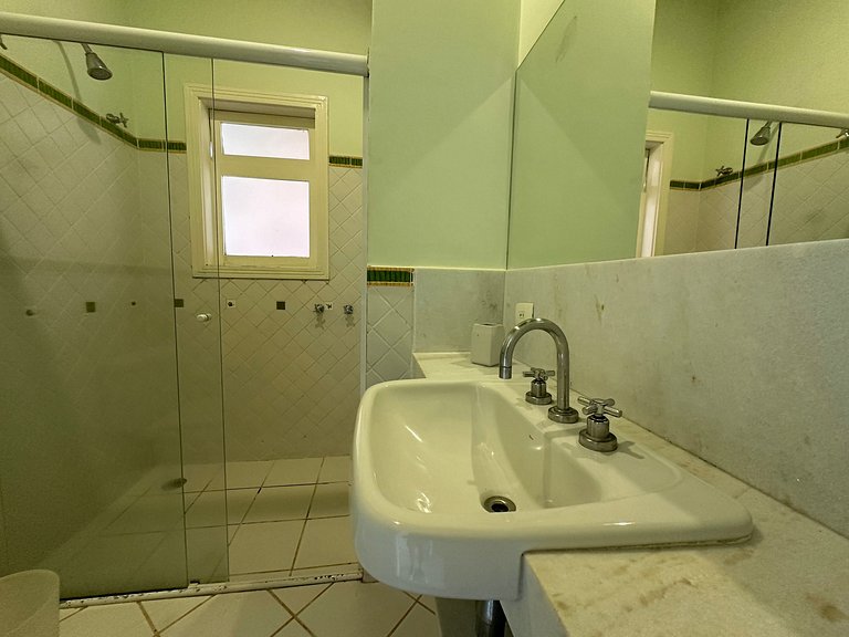 Condomínio perto da Vila, piscina e churrasqueira